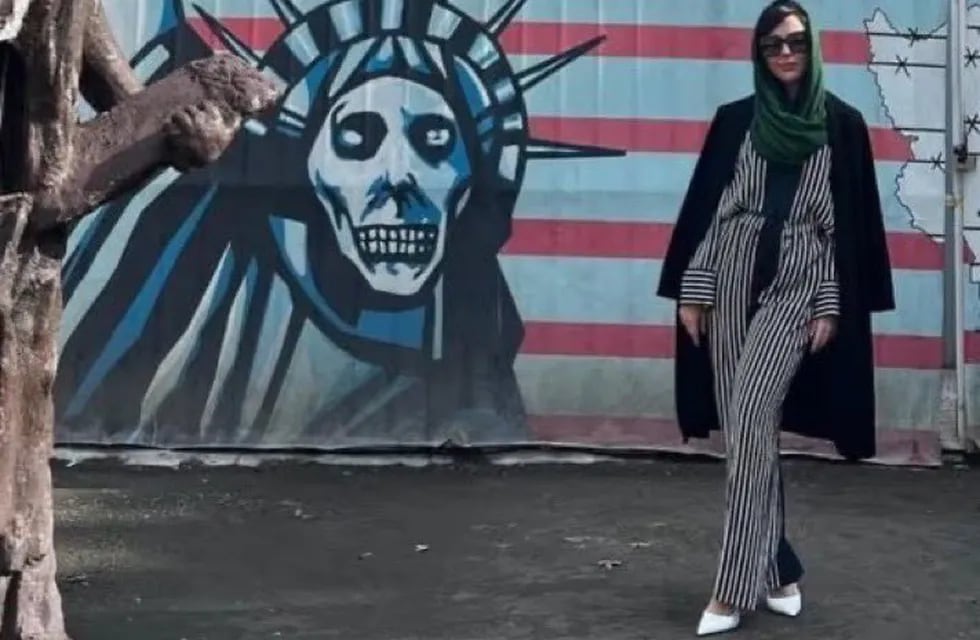 La actriz porno estadounidense estuvo en Teherán, Irán, posando en la exembajada norteamericana, donde el régimen de los ayatolas mantuvo secuestrados a todos los funcionarios durante 444 días.