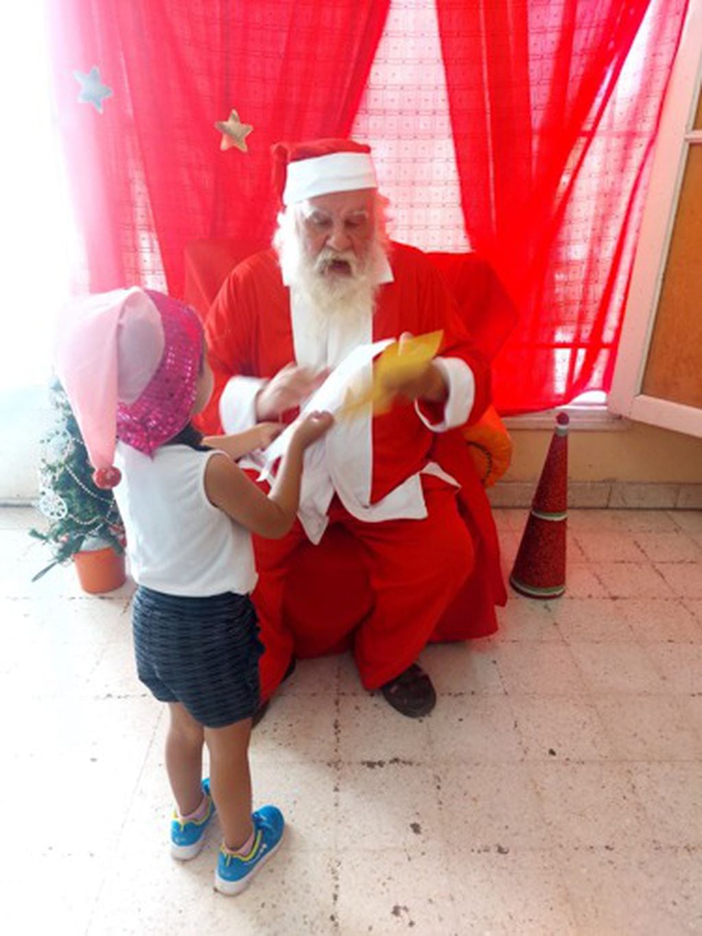 Papá Noel recibió las cartitas que le escribieron los más chicos. Foto; Gobierno de Mendoza