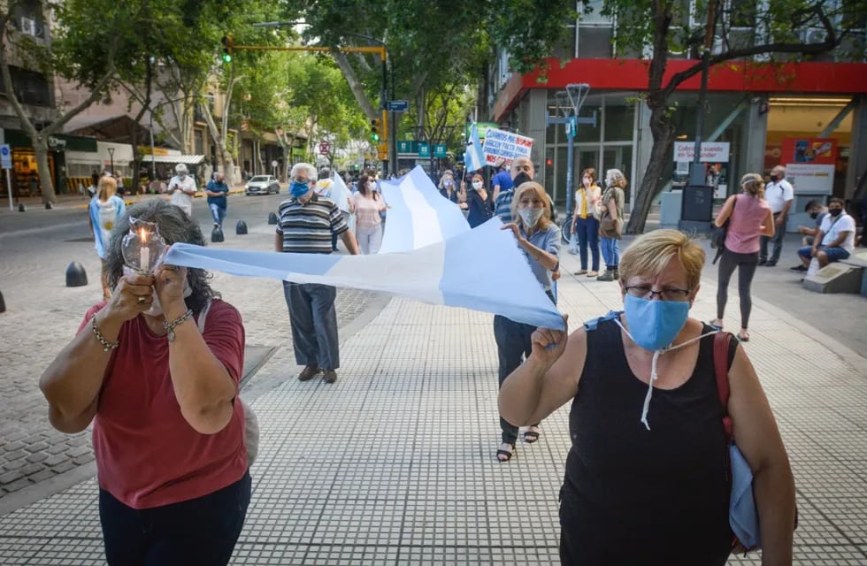 Un grupo de personas se reunió en Km0 para exigir justicia por Alberto Nisman. Foto: Nicolás Ríos