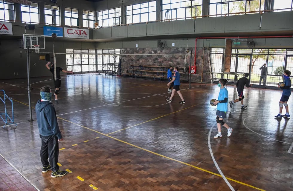 En Regatas, los jóvenes voleibolistas entrenaban ayer con barbijo y distanciamiento. La semana próxima ya no podrán. / Mariana Villa