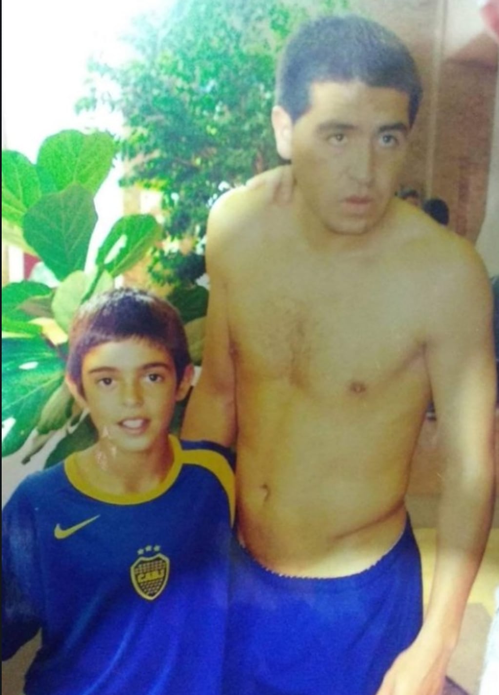 
    Juan Brunetta cuando era niño junto a su ídolo: Juan Román Riquelme. / Gentileza
   