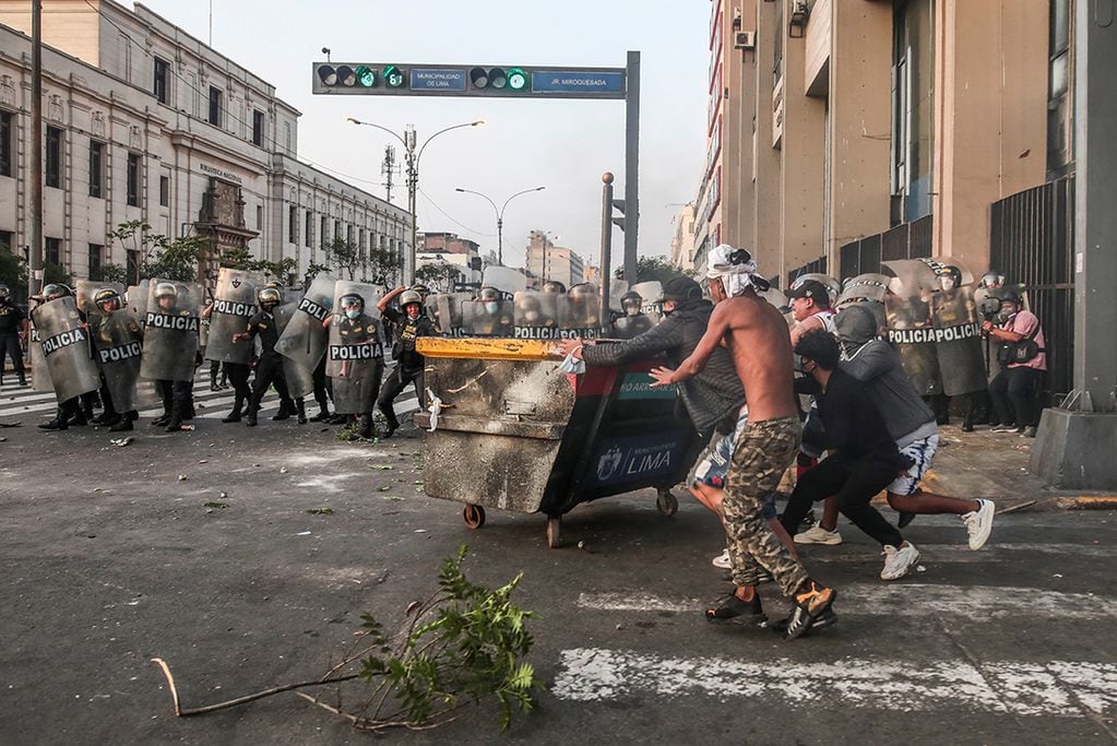 Los mayores focos son en Lima, allí las protestas terminaron con gases lacrimógenos y, hasta el momento, han muerto seis personas.

