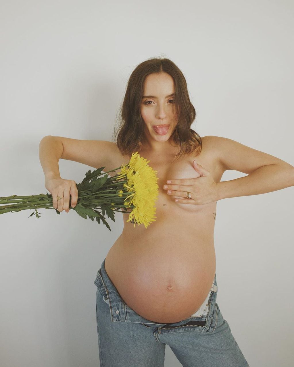 La hija de Ricardo Montaner compartió una sesión de fotos donde utilizó un ramo de flores para evitar la censura de Instagram.