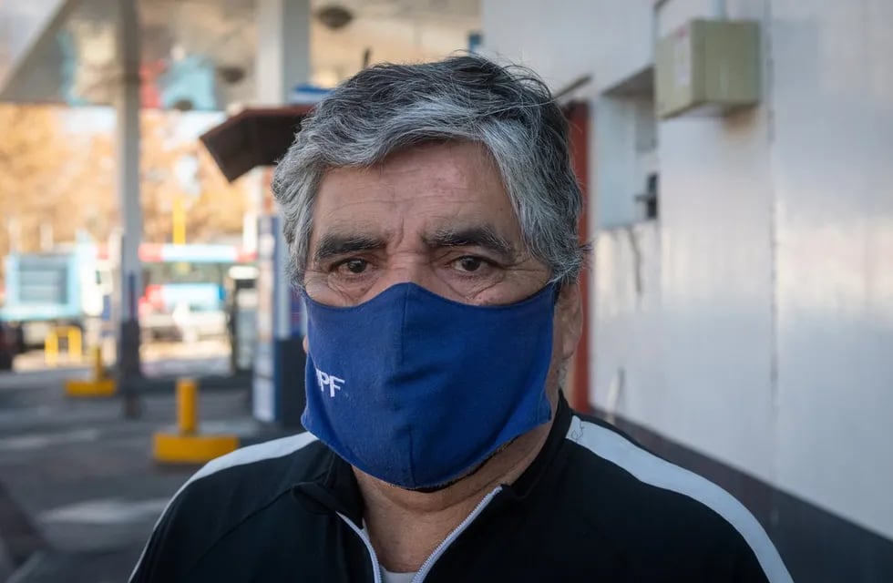 Jorge Páez, trabaja en una estación de servicio del departamento de Las Heras y dice que vio a Guadalupe en el auto que le cargaba GNC. Foto: Ignacio Blanco / Los Andes