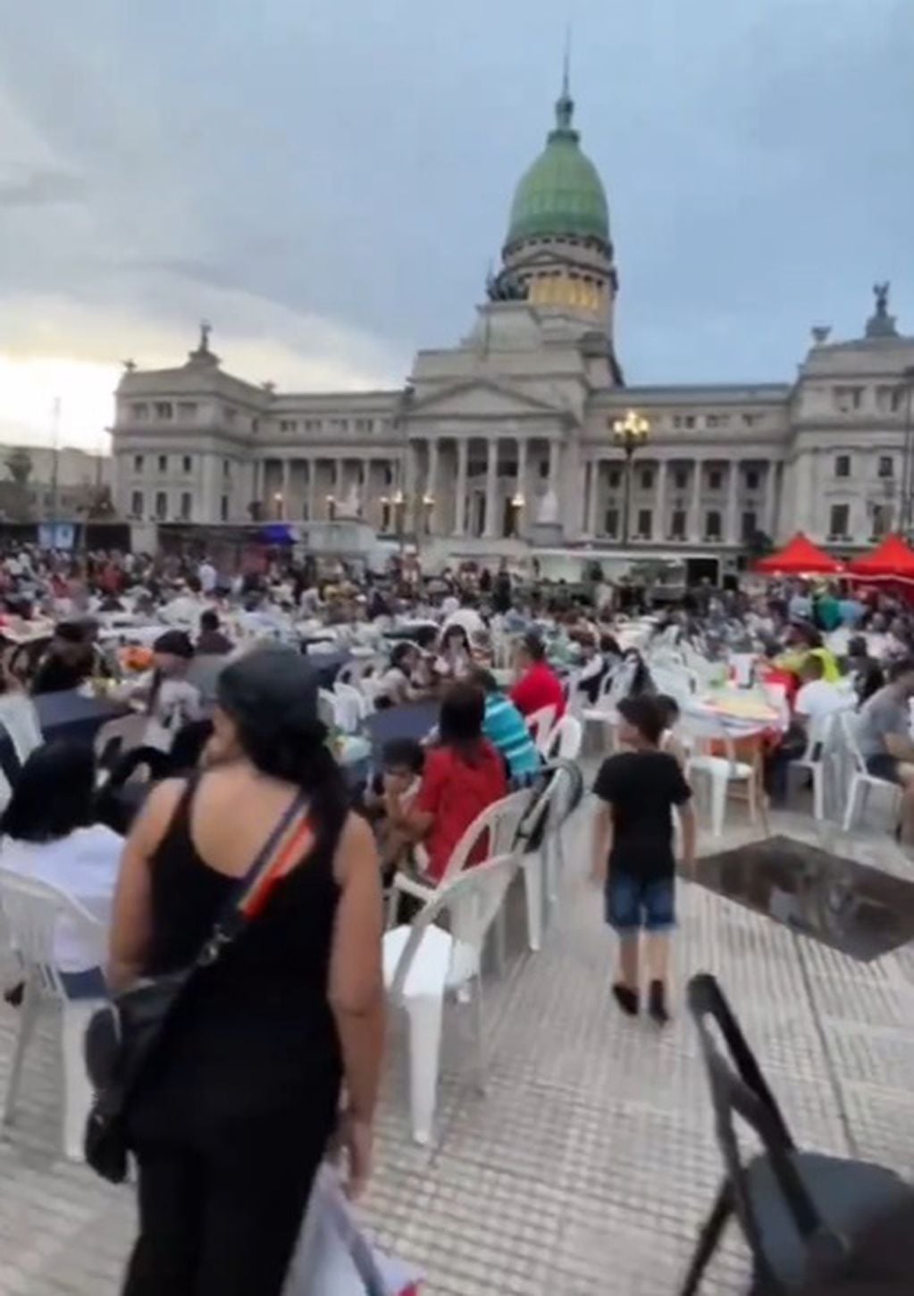 Buenos Aires. La cena de Navidad frente al Congreso de la Nación (Captura de video).