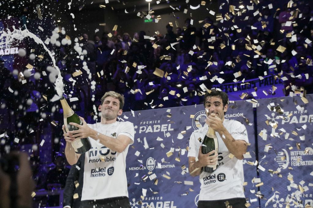 Franco Stupaczuk y Pablo Lima durante el festejo del título en 2022. / Premier Pádel 