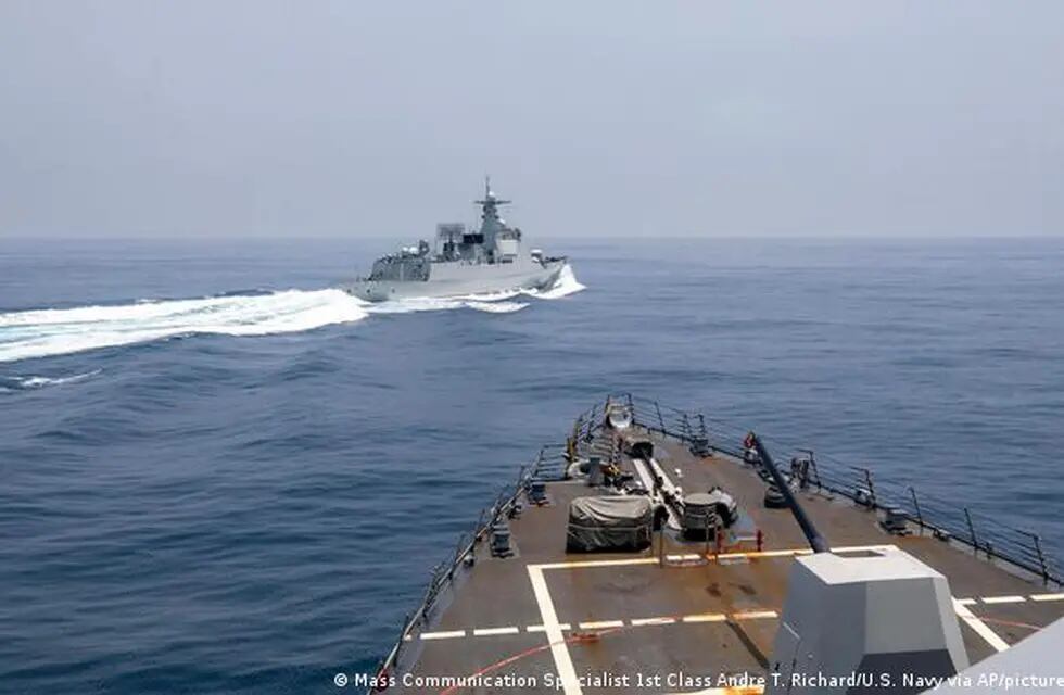 Imagen tomada desde el destructor estadounidense donde se ve a la embarcación china interceptando su curso por el estrecho de Taiwán.