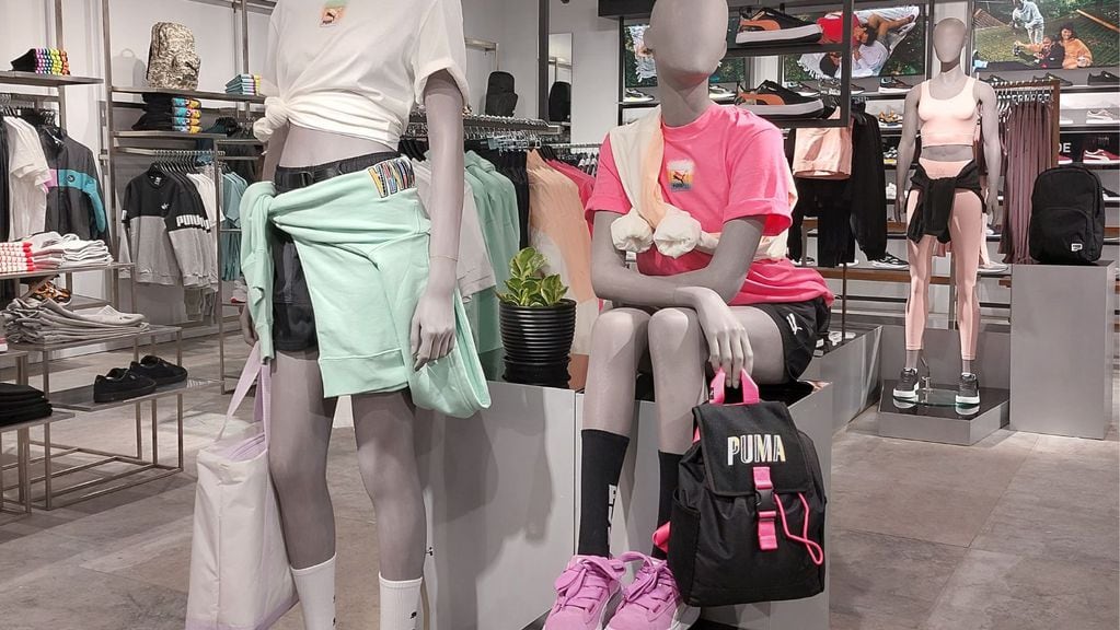 PUMA Argentina inaugura su nueva tienda en Mendoza Shopping. Es la primera de las inauguraciones que la marca alemana tiene previstas para este año, en el que además se esperan más inversiones en nuevas aperturas y ampliaciones de los PUMA Stores.