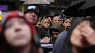Militantes siguieron bajo la lluvia el discurso de Cristina. (Clarín)