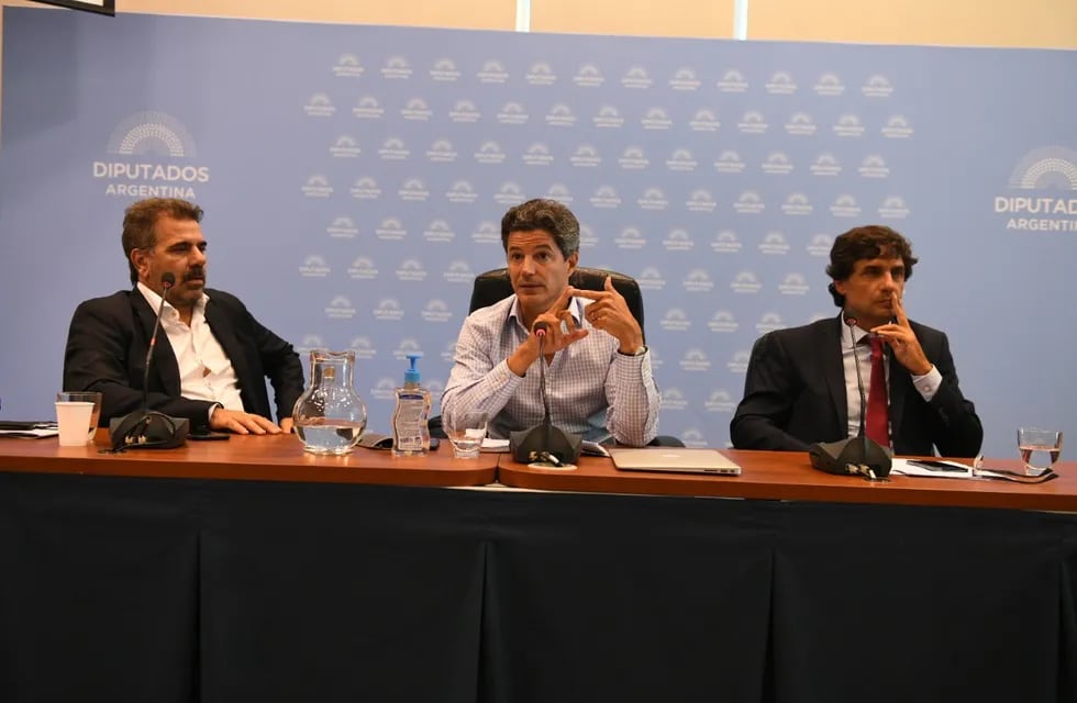 El diputado Luciano Laspina (centro) y el exministro Hernán Lacunza (derecha) criticaron el anuncio de Sergio Massa (Archivo)
