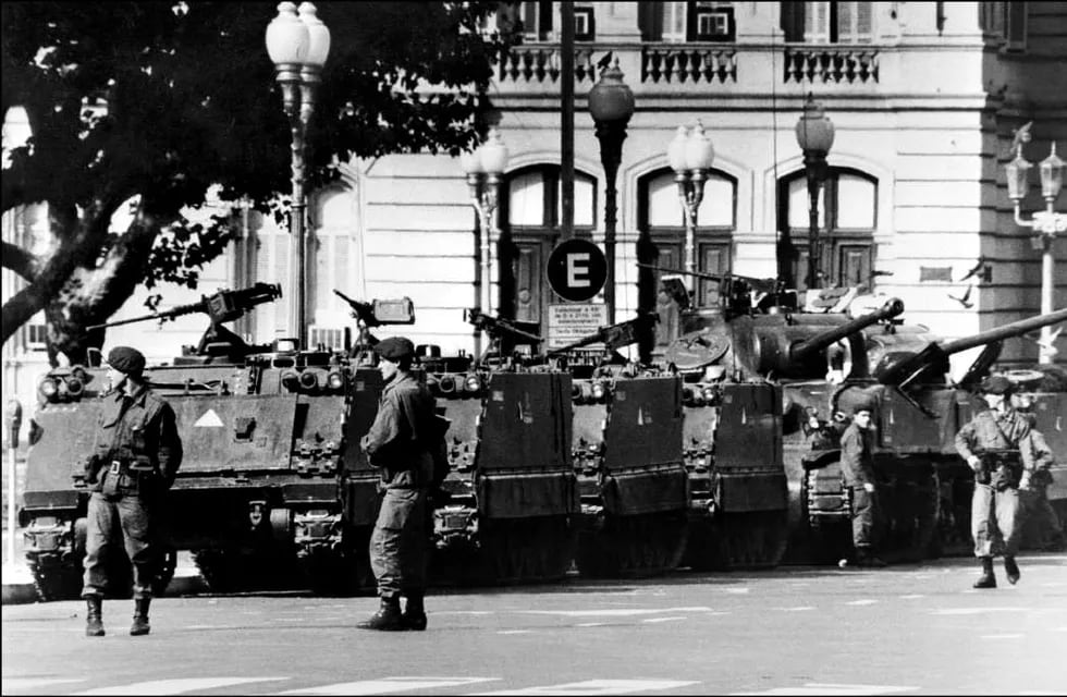 Un 24 de marzo de 1976 comenzó el período más trágico de la historia argentina. En la foto se ve  la Casa Rosada, rodeada de tanques ese mismo día.