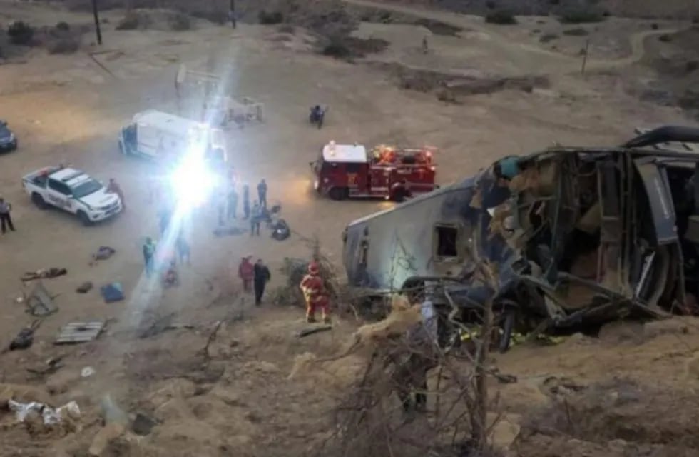 Policías y bomberos trabajan en el accidente ocurrido en Perú (EFE)