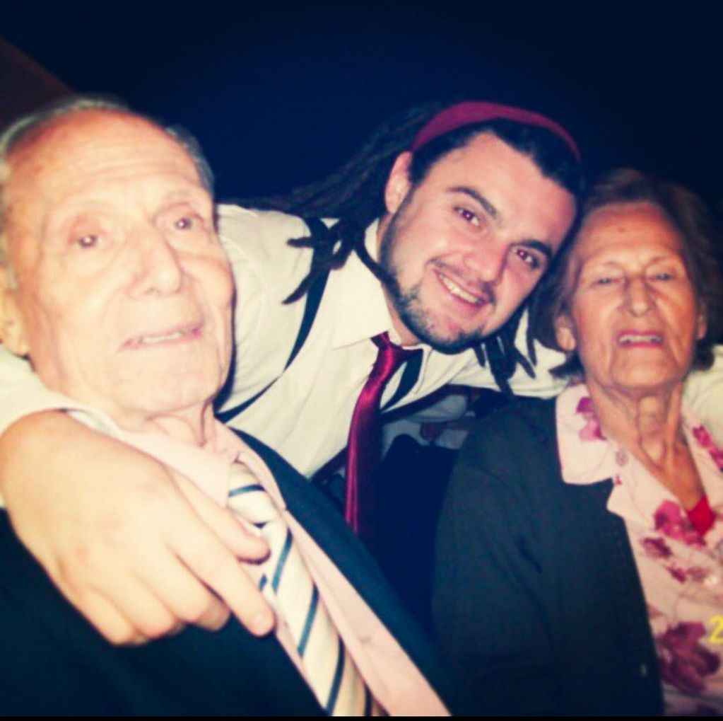 Pablo Gastaldi, en su época de rastas, junto a sus abuelos. / Instagram: Pablo Gastaldi
