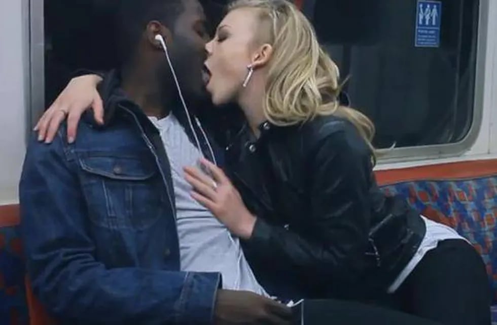 Natalie Dormer besa a quien se le pasa por delante en el clip de Hozier