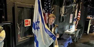 Milei posó con la bandera de Israel antes de disertar en la Conferencia Global en Los Ángeles
