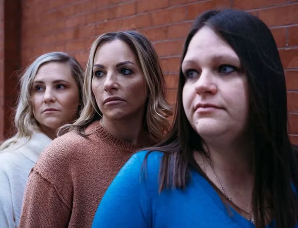Victoria Hill junto a tres de sus hermanas, todas víctimas del fraude de fertilidad del médico Burton Caldwell. Foto: Gentileza CNN