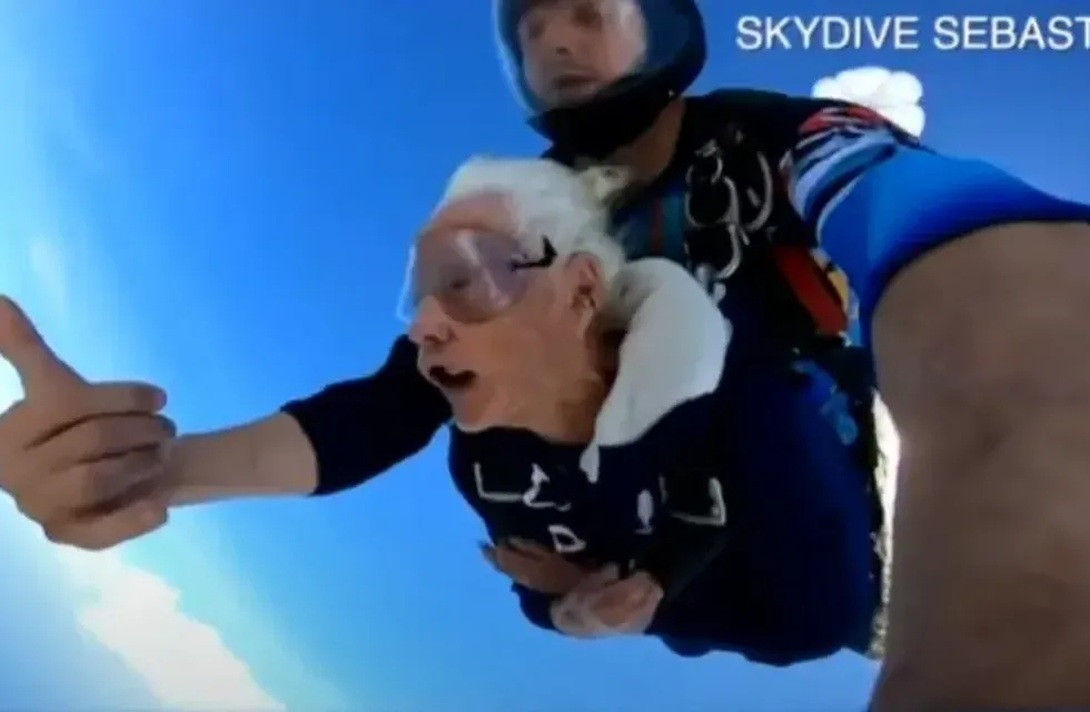 Abuelita festejó su cumpleaños número 100 saltando en paracaídas. / Foto: captura de video
