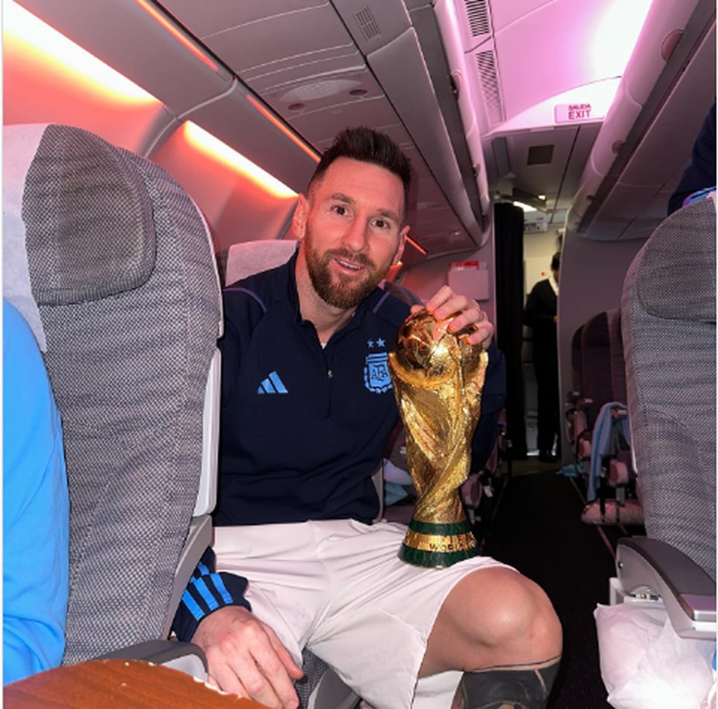 Messi en el avión con la copa  (Foto: Instagram de Lionel Messi)