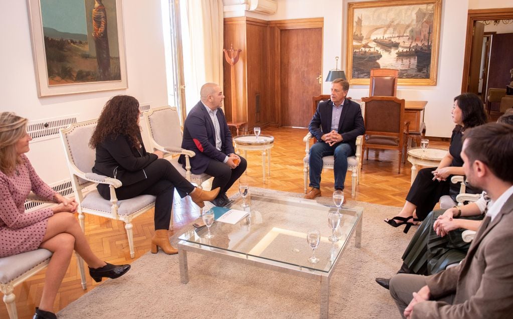 Desde la cuenta de Rodolfo Suárez compartieron imágenes de la reunión. Foto: Twitter.