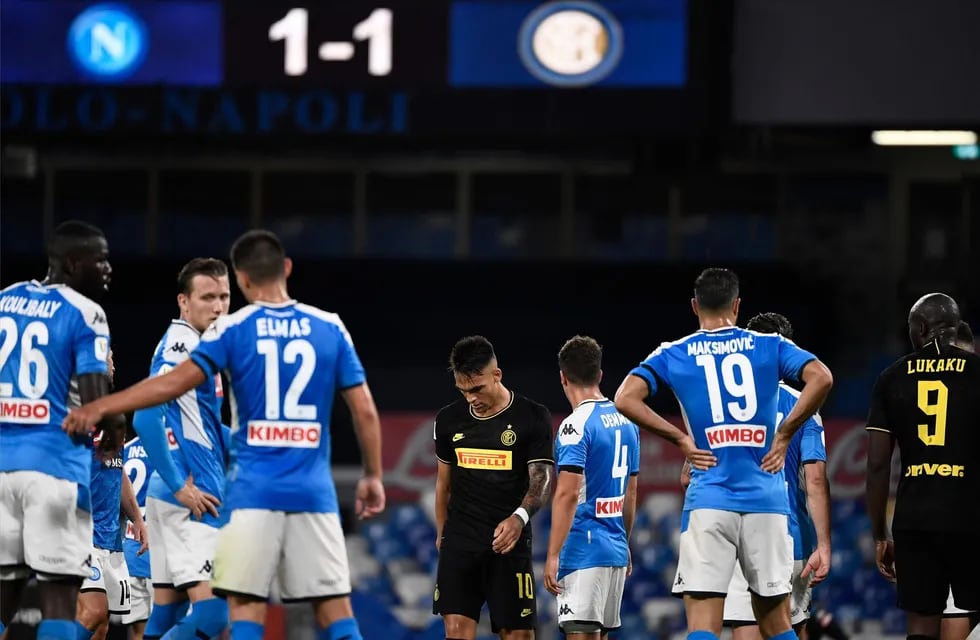 Los jugadores del Napoli festejan tras el empate 1-1 que les brindó el boleto para jugar la gran final de la Copa Italia contra la Juventus.