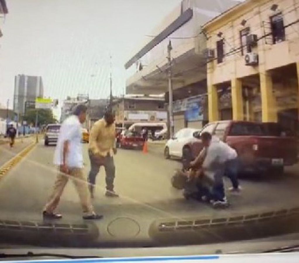 El asaltante es golpeado por otros hombres. Foto: Web