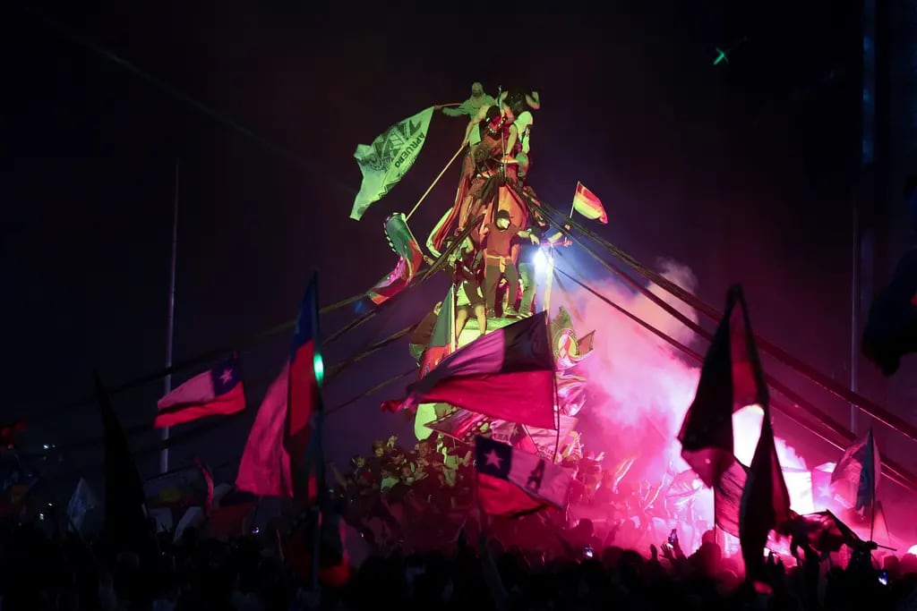 Festejos en la plaza Italia de Santiago tras el triunfo del "apruebo" en el plebiscito para reformar la Constitución