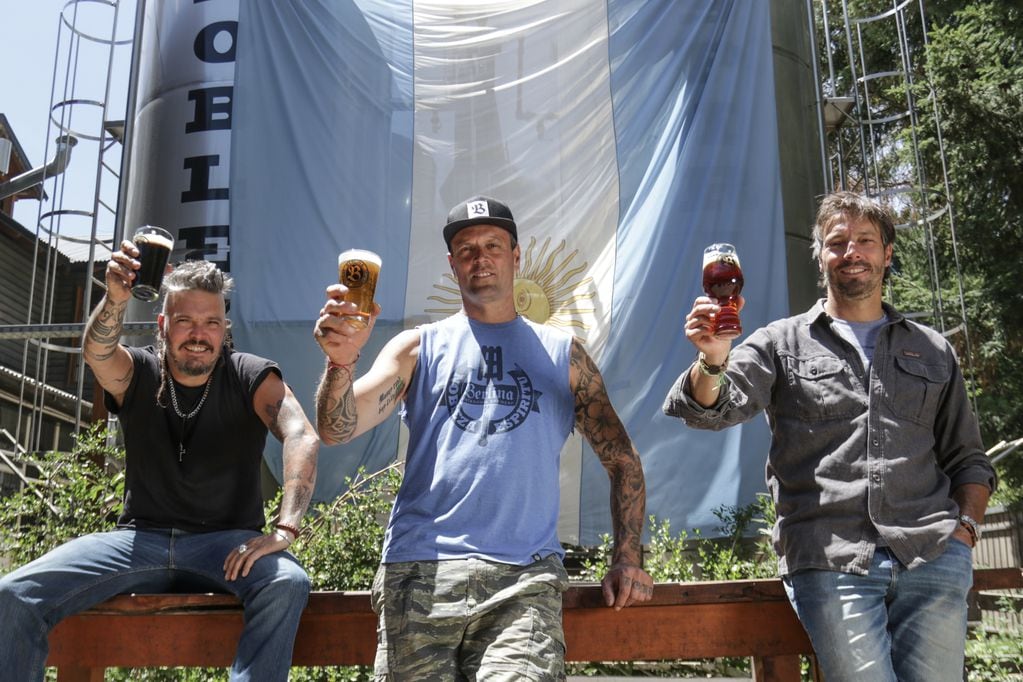 Los tres hermanos Ferrari, al frente de Berlina, cerveza artesanal patagónica, con tres locales propios en Mendoza