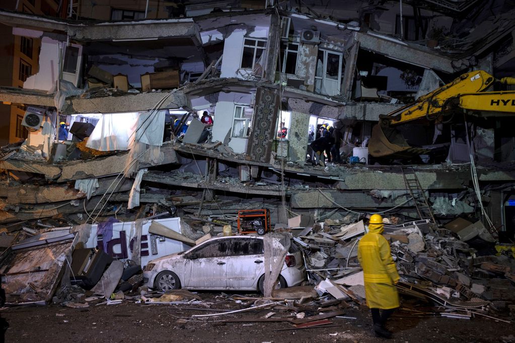 Personal de emergencias busca sobrevivientes en Diyarbakir, Turquía (EFE)
