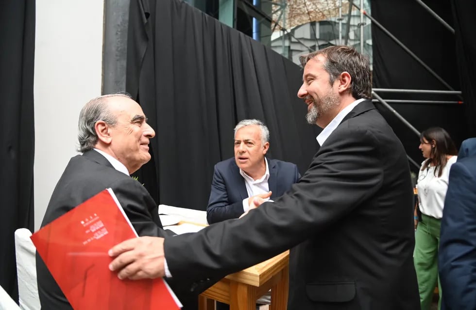 Mario González de COVIAR, el gobernador Alfredo Cornejo y el mininistro del interior Guillermo Francos durante el desayuno de Coviar.