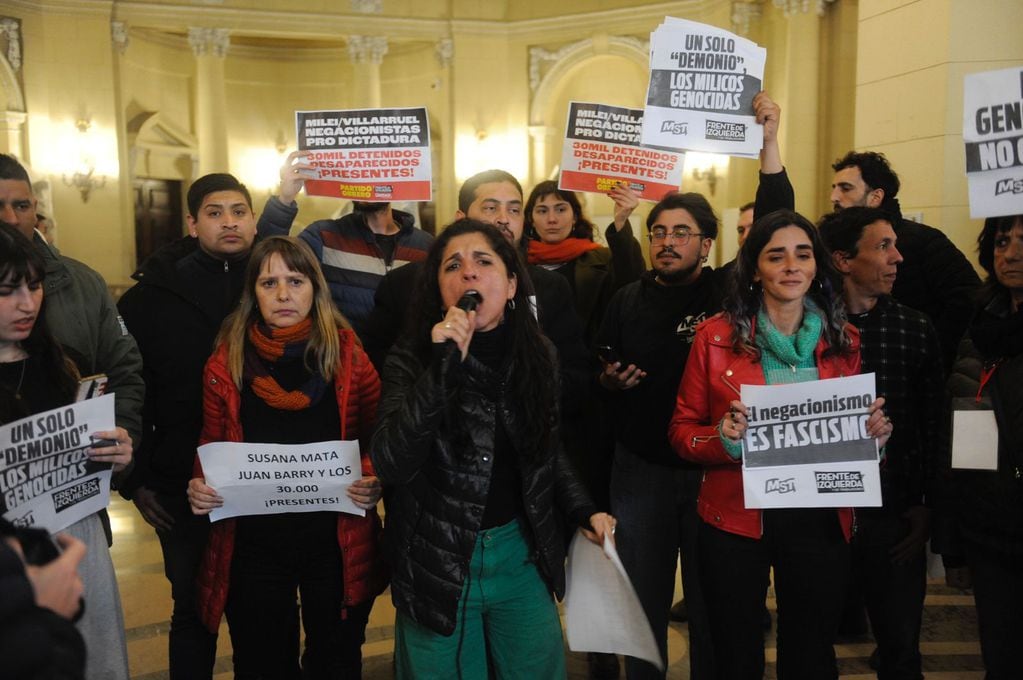 Protestas en la Legislatura porteña contra un acto que homenajea a víctimas del terrorismo. Foto: Federico Lopez Claro