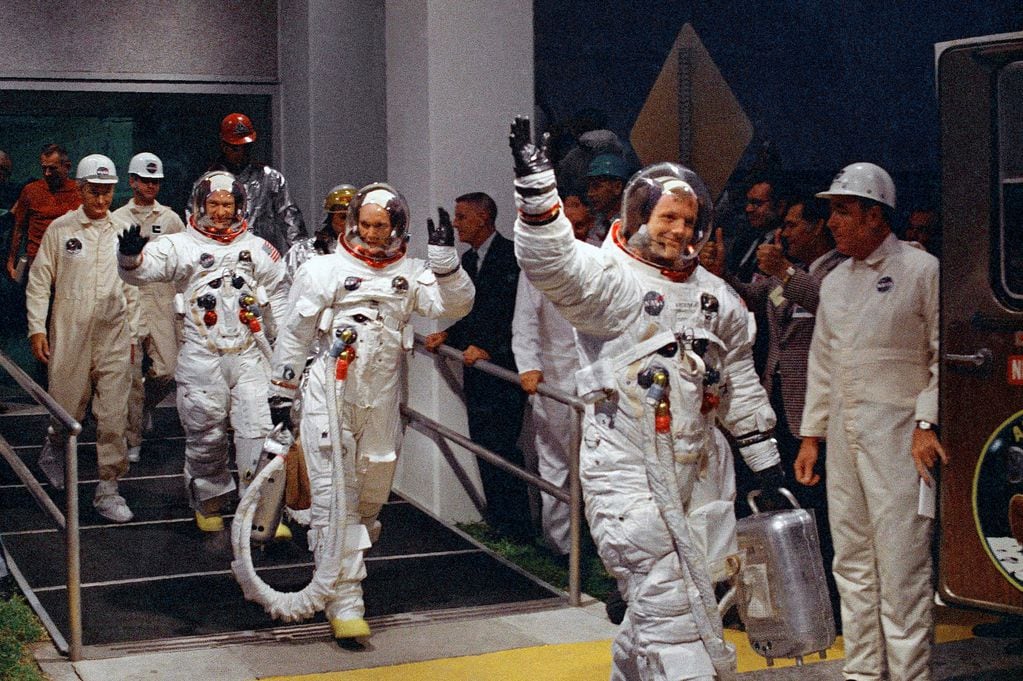 Michael Collins, Neil Armstrong y Buzz Aldrin se convirtieron en los primeros hombres en caminar sobre la Luna - AP