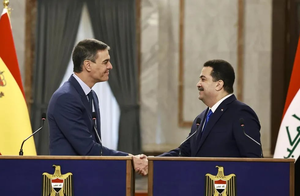 Pedro Sánchez y Mohamed Shia al-Sudani, presidente del Gobierno de España y primer ministro de Irak respectivamente, durante los saludos formales de la reunión que tuvo lugar en las últimas horas.