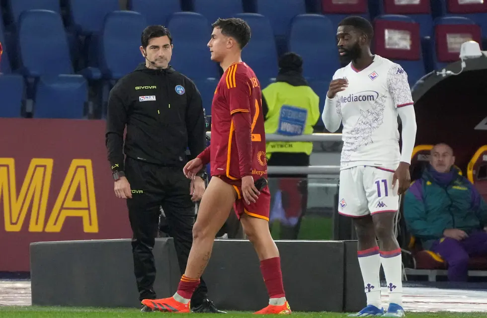 El cordobés Paulo Dybala dejó la cancha a los 23 minutos del primer tiempo en el partido que Roma juega de local ante Fiorentina. (AP)