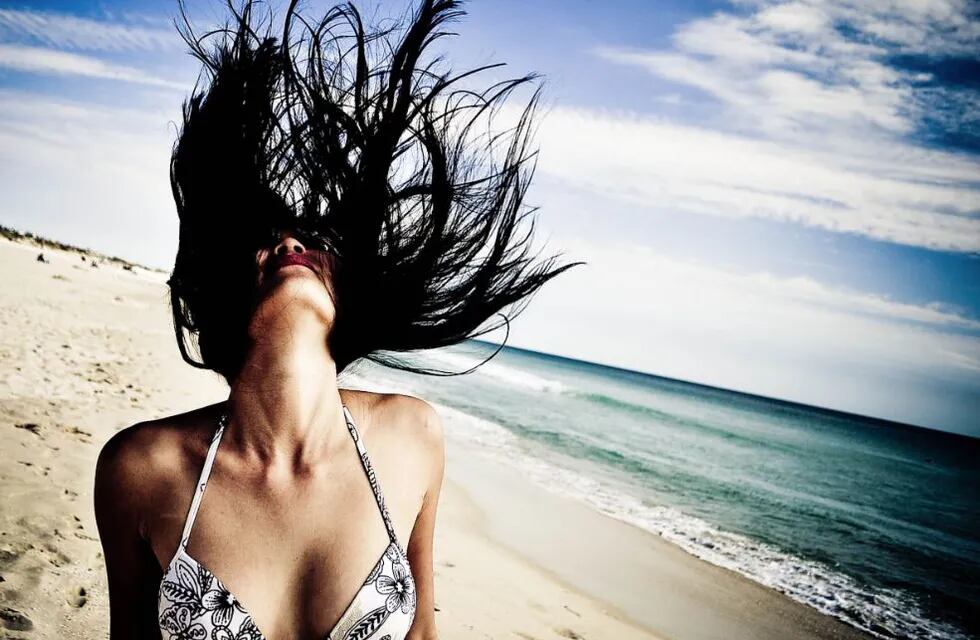 Cómo es el primer protector solar para el pelo que crearon científicos brasileros 