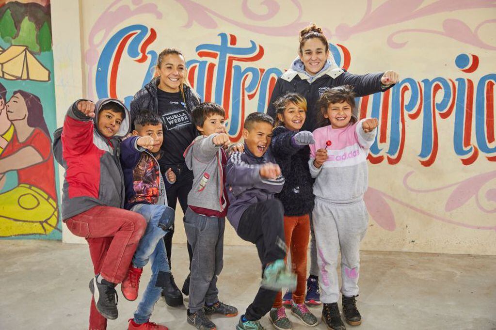 
Sonrisas. La Tuti visitó el complejo de La Matanza donde tanto ayudan a nenes carenciados. | Gentileza
   