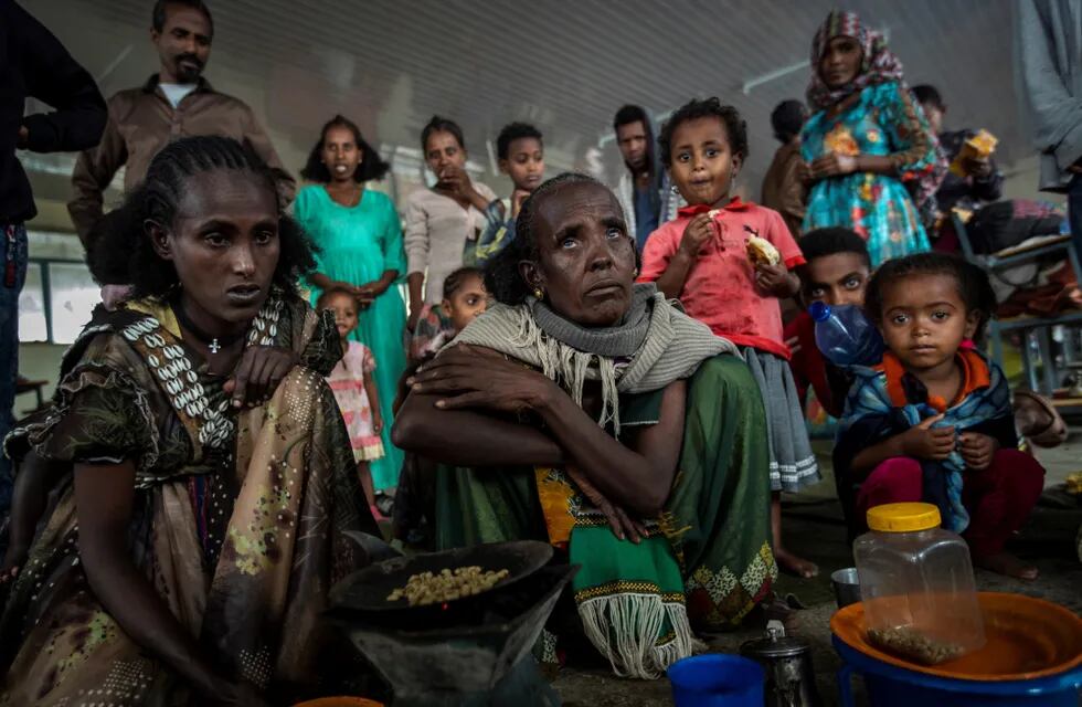 Una escuela secundaria se convirtió en un hogar improvisado para miles de desplazados por el conflicto en la región de Tigray, Etiopía. (Foto / AP)