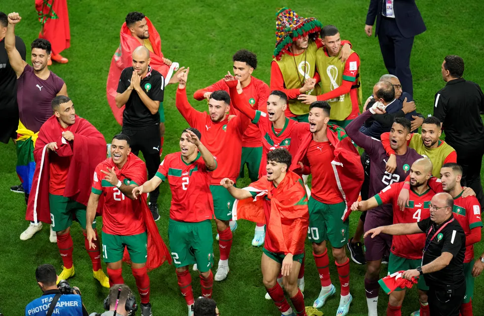 El festejo de Marruecos tras avanzar a los cuartos de final (AP)