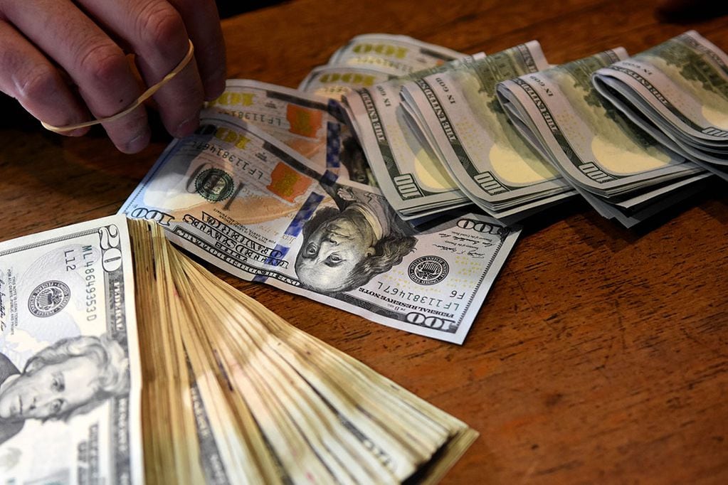 Al cierre del año, el dólar blue llegó a superar los $210 en Mendoza