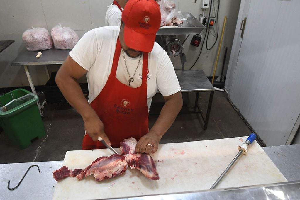 Descuentos en la compra de la carne por pago con tarjetas de débito en la carnicería del Mercado Central. / Foto Archivo: José Gutiérrez / Los Andes