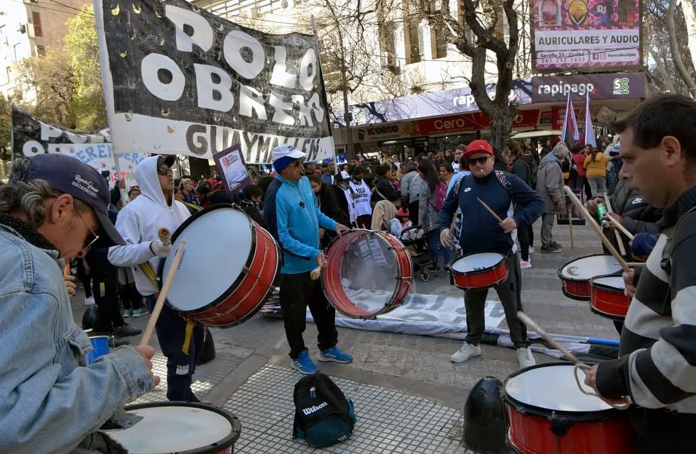 El Polo Obrero recibió una multa por cortar las calles en su protesta.
Foto: Orlando Pelichotti / Los Andes