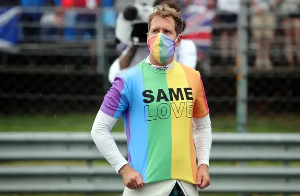 Sebastián Vettel con una remera del colectivo LGBTIQ.