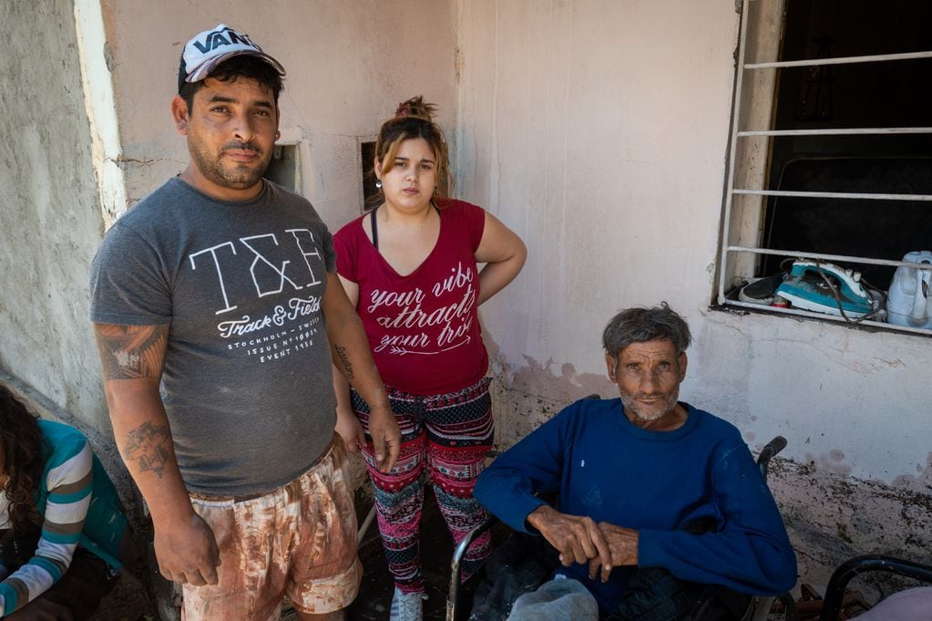 Eduardo, junto a su padre Rafael Solorsa y Erica Pereira, ya piensan en cómo reinventarse luego de haber perdido sus pocas pertenencias con la lluvia y el granizo.