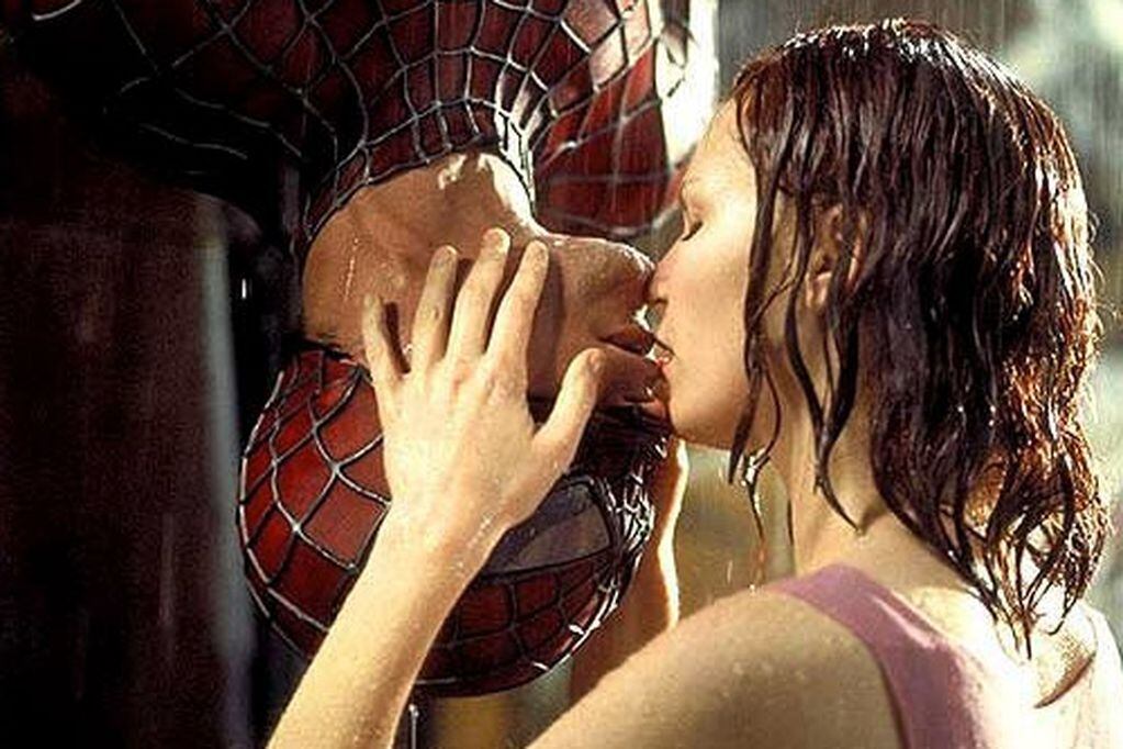 El recordado beso entre el Hombre Araña y Mary Jane