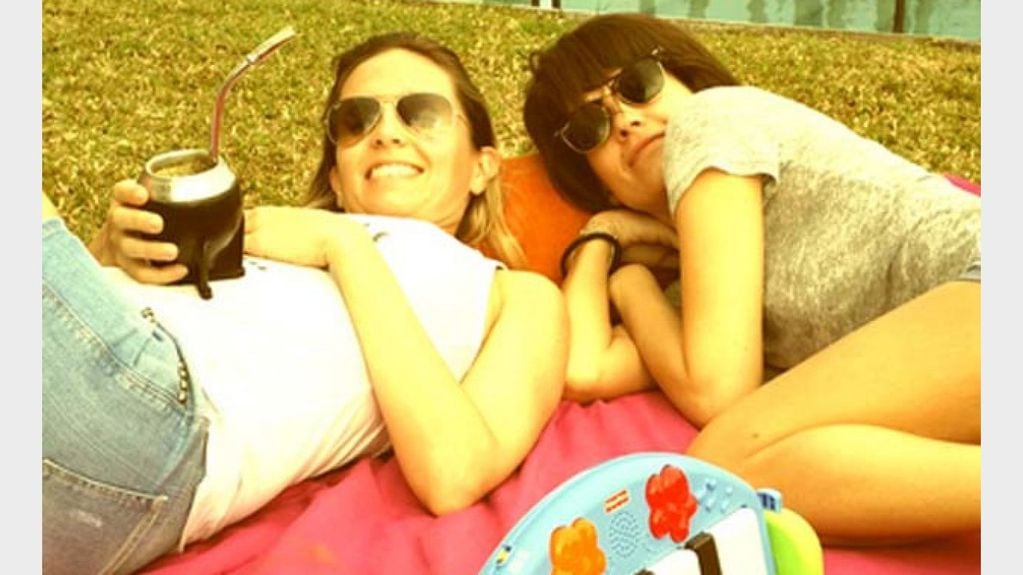 Isabel Macedo y Gisela Dulko en una tarde de relax. (Gentileza / Ciudad Magazine)