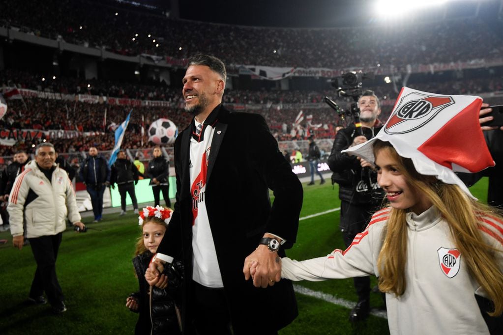 El DT Martín Demichelis festeja junto a sus  hijas su primer título en River Plate. / AP