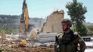 Israelíes demoliendo viviendas palestinas