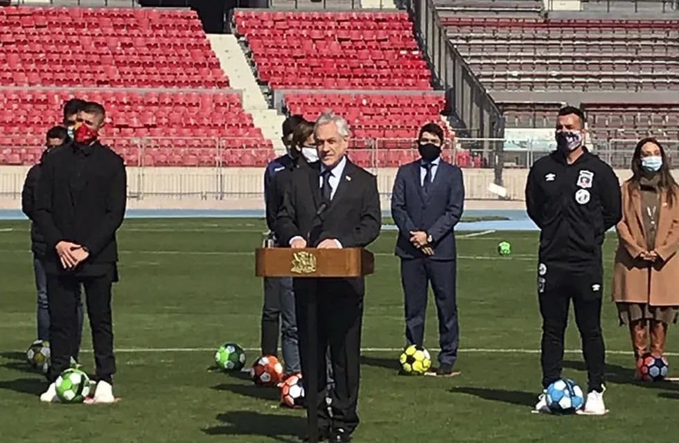 El presidente chileno, Sebastián Piñera,  en el anuncio del regreso del fútbol, en el Estadio Nacional de Santiago. / Gentileza.