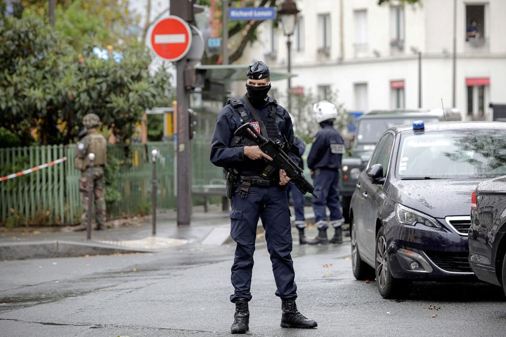 Ataque en París cerca de la antigua sede de Charlie Hebdo - 