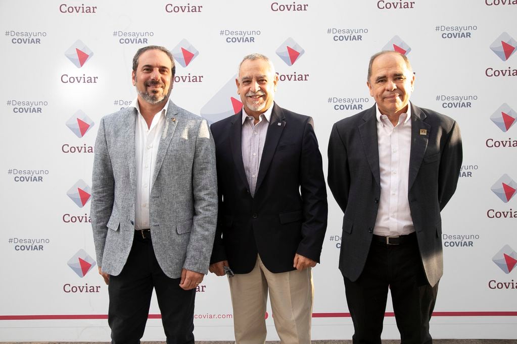 Martín Hinojosa del INV junto con Carlos Parera y Claudio Galmarini del INTA