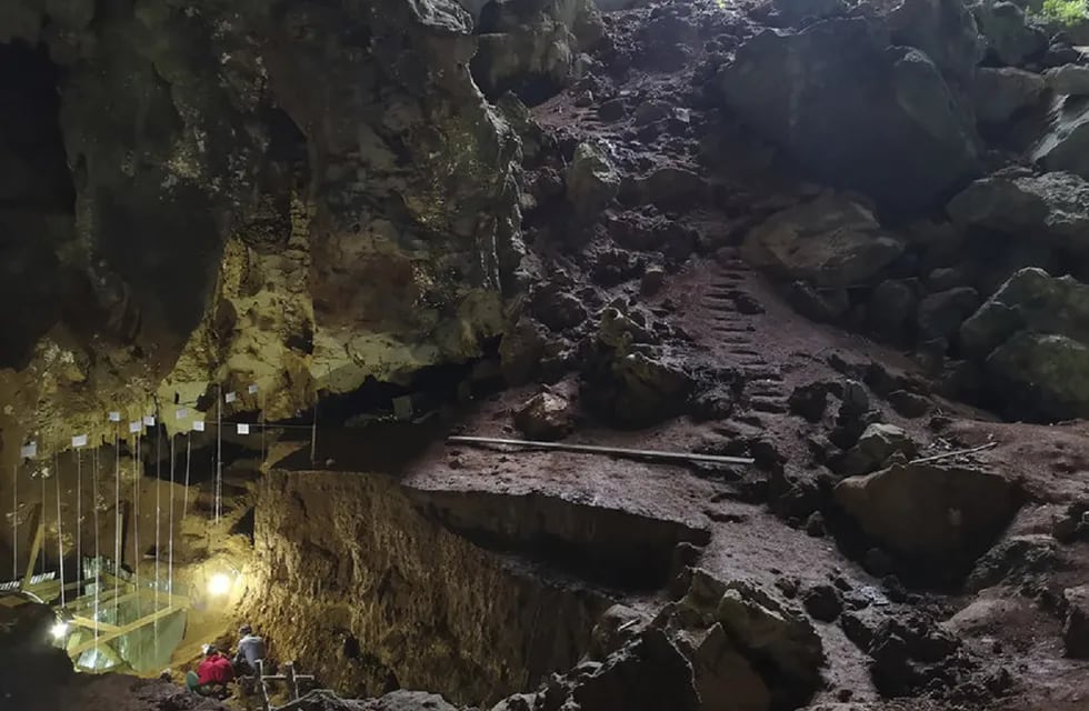 Los arqueólogos se muestran aquí trabajando en la cueva Tam Pa Ling en el noreste de Laos. (Fabrice Demeter)